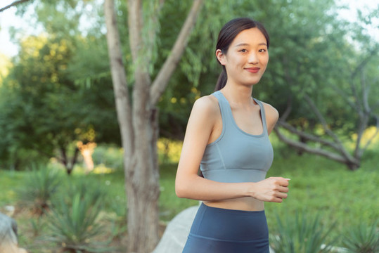 戶外運(yùn)動(dòng)的運(yùn)動(dòng)裝女性