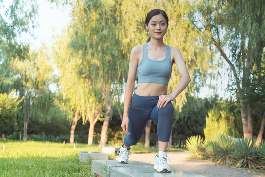 戶外伸展運動女性背影