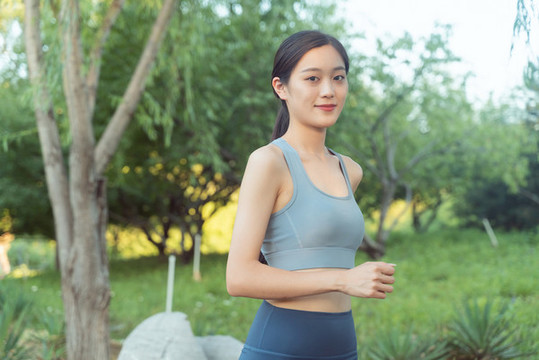 公園里跑步鍛煉的美女