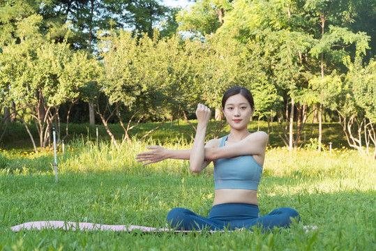 戶(hù)外女性做瑜伽運(yùn)動(dòng)鍛煉