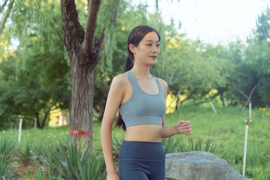 公園里跑步鍛煉的美女