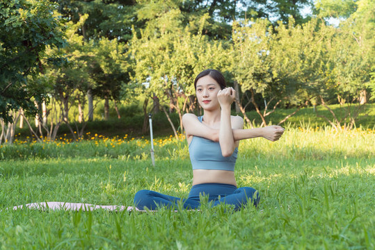 戶外女性做瑜伽運(yùn)動(dòng)鍛煉
