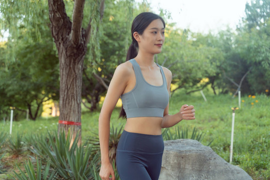 公園里跑步鍛煉的美女