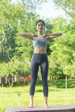 戶外伸展運(yùn)動(dòng)女性背影