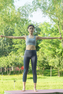 戶外伸展運動女性背影