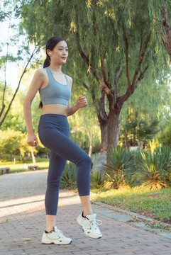 公園里跑步鍛煉的美女