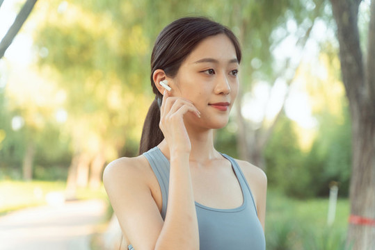 公園里跑步鍛煉的美女