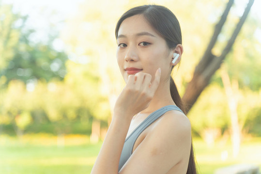 公園里跑步鍛煉的美女