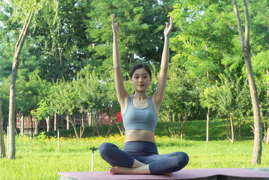 公園做瑜伽動(dòng)作的女性