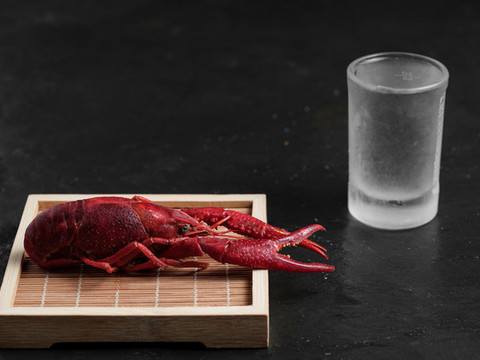 夏日小龍蝦白酒組合特寫