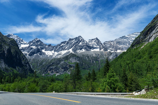 四川阿壩四姑娘山雪山
