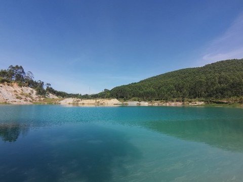 藍天與湖泊