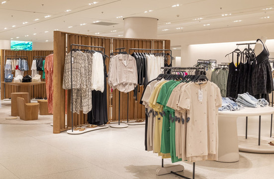 精品女裝專賣店陳列設(shè)計
