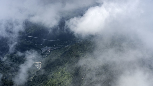 云海奔涌巴山美