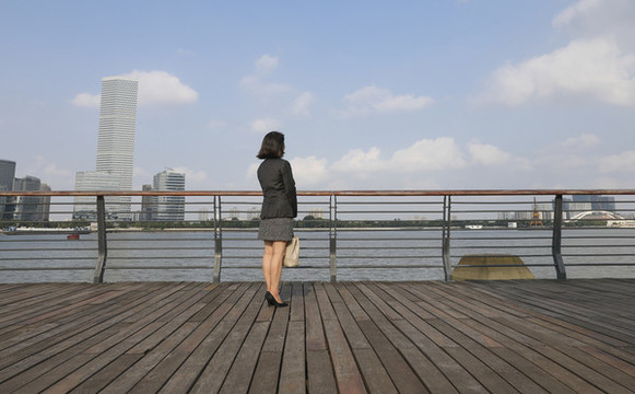 商務(wù)女士站在戶外看風(fēng)景背影