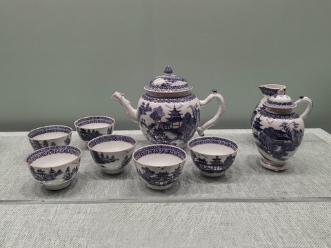 清代青花山水人物紋瓷茶具