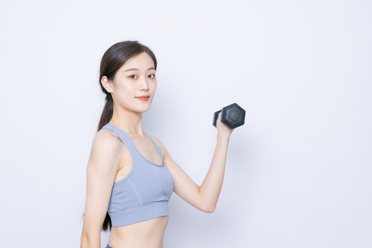 手持啞鈴鍛煉的女性