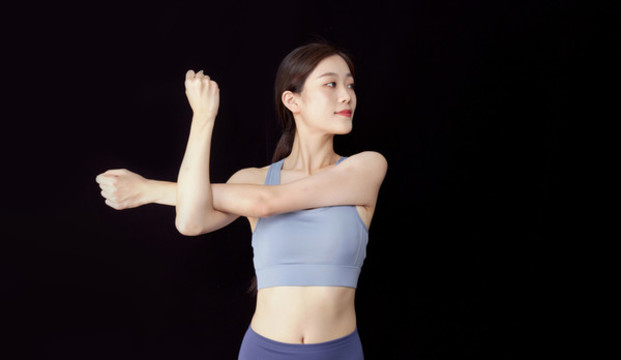 穿運(yùn)動(dòng)內(nèi)衣的運(yùn)動(dòng)女性肖像