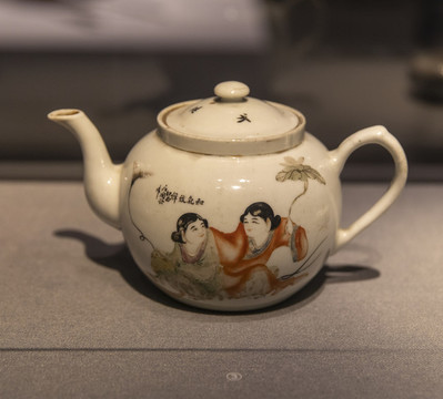 民國粉彩人物紋瓷茶壺
