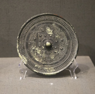 漢代柿蒂規(guī)鉅紋青銅鏡