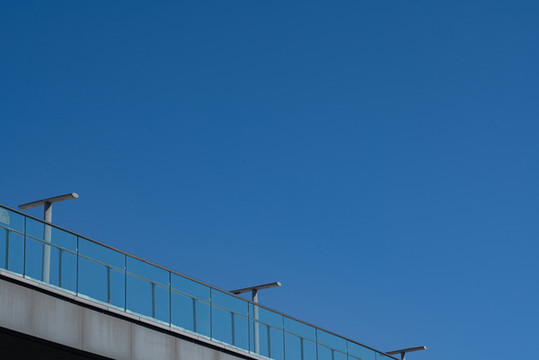 天空藍(lán)天廊橋溝通