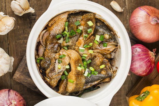砂鍋焗鱸魚(yú)