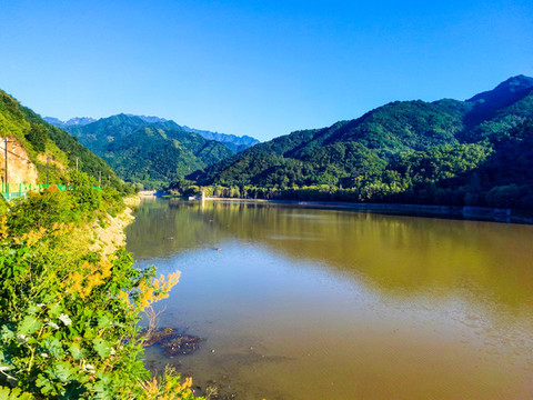 高清實(shí)拍湯峪湖森林公園