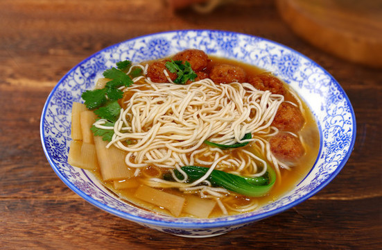 嫩筍鮮肉丸面