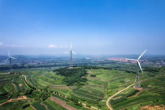 航拍鄉(xiāng)村風(fēng)力發(fā)電機(jī)
