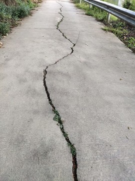 裂開(kāi)的公路