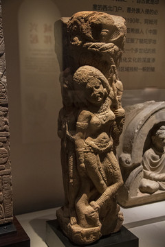 日本美术馆男女神像门柱