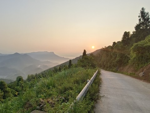 大山里的日出