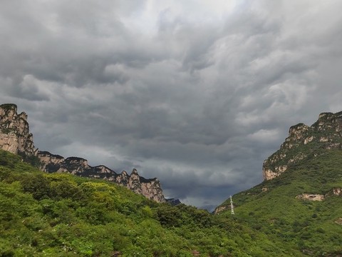 烏云密布風(fēng)雨欲來