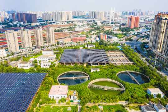 航拍鄭州污水處理廠光伏發(fā)電站