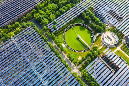 航拍鄭州污水處理廠光伏發(fā)電站