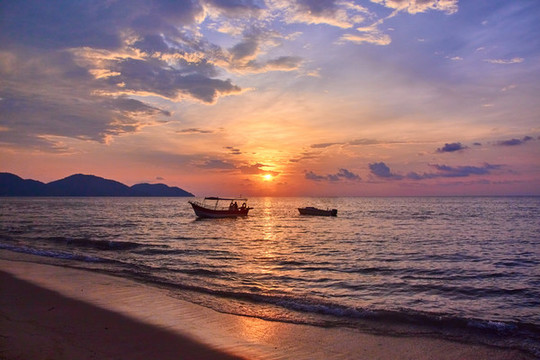 黃昏海上小船
