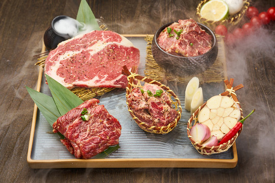 韓式料理牛肉拼盤