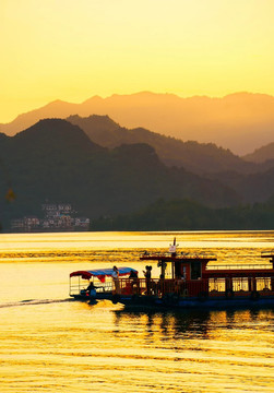 湖上泛舟美景