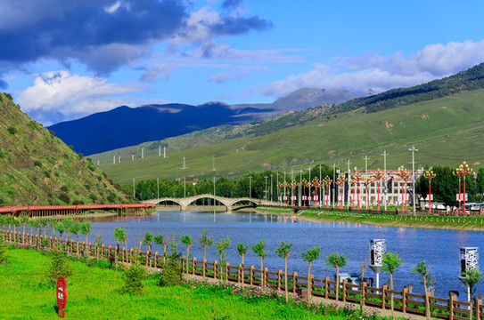 稻城縣城風(fēng)光傍河三孔石拱橋