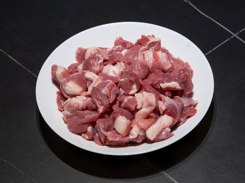 生羊肉粒