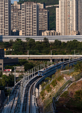 重慶首條市郊鐵路江跳線通車