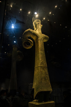 中國(guó)三星堆博物館銅大立人像