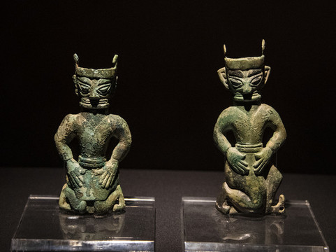 中國(guó)三星堆博物館青銅跪坐人像