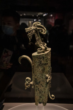 中國(guó)三星堆博物館青銅龍柱形器