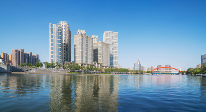 天津城市天際線和海河上的橋梁