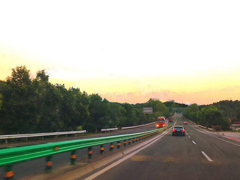 公路上的景色
