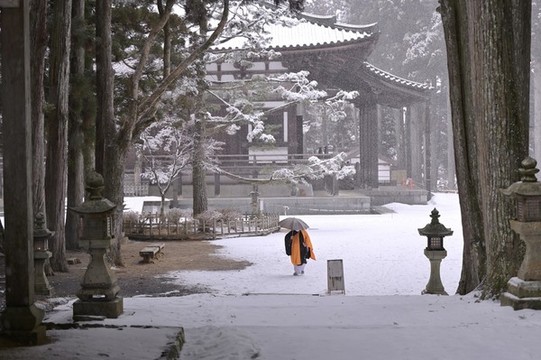 雪中寺廟僧人