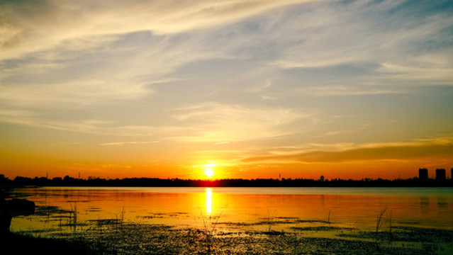 夕陽下的湖面