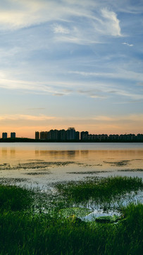 夕陽下的城市和湖泊