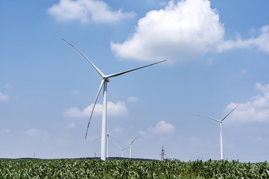 航拍田園田野風力發(fā)電機